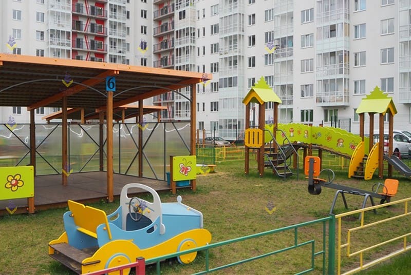Уличные детские площадки во дворе, школе и детском саде